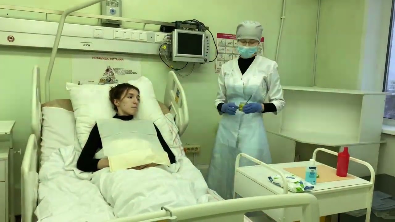 Естественное кормление тяжелобольного пациента ложкой