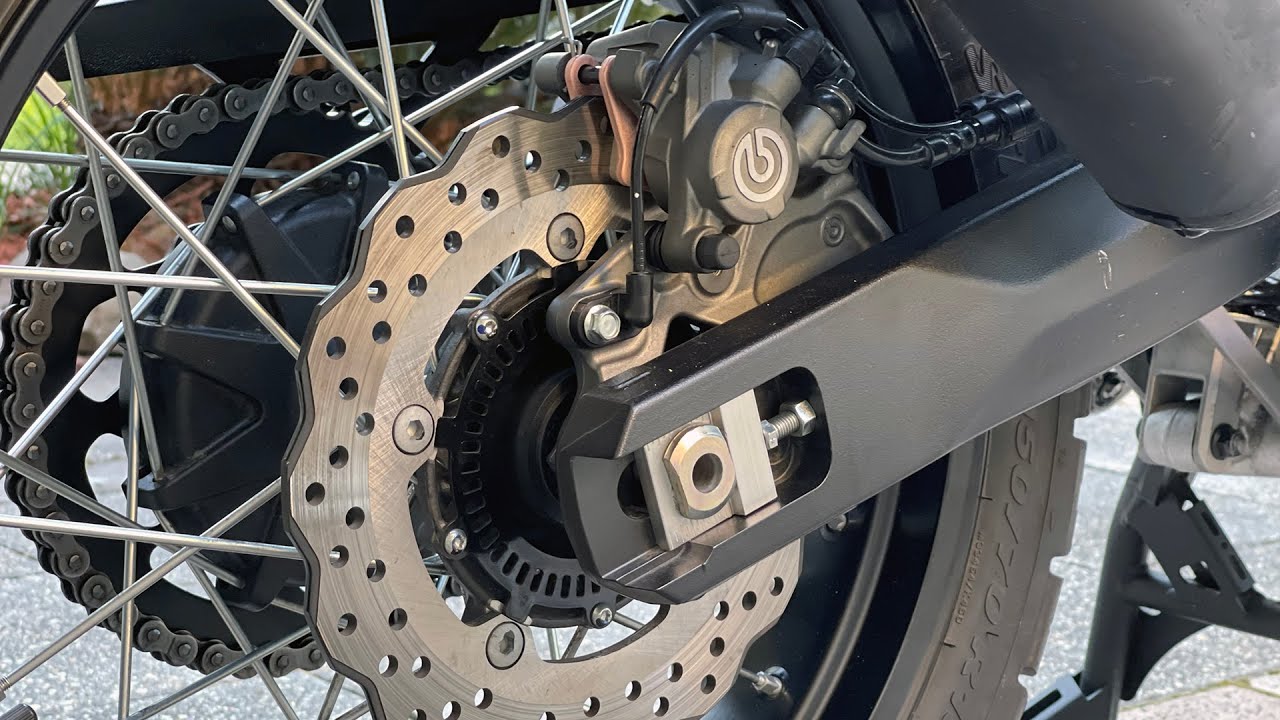 Yamaha Ténéré 700 — Замена задних тормозных колодок