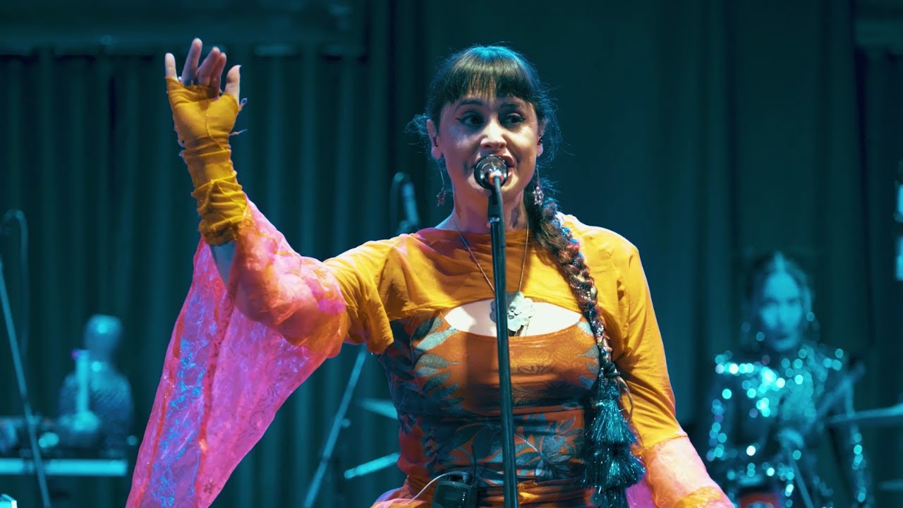 Pascuala Ilabaca y Fauna - Manikarnika (En Vivo)
