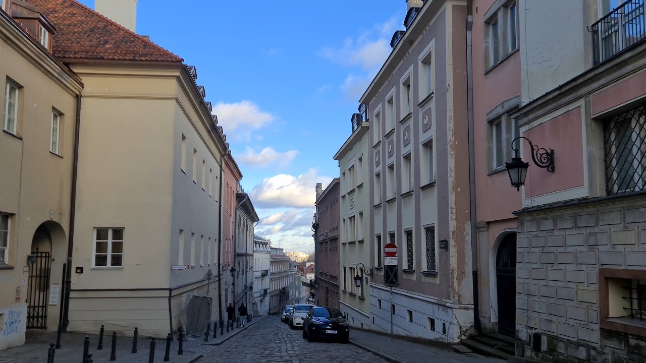 Warszawa, Polska. Walk Bednarska Street in Warsaw. ul. Bednarska w Warszawie na Mariensztacie. [4K]