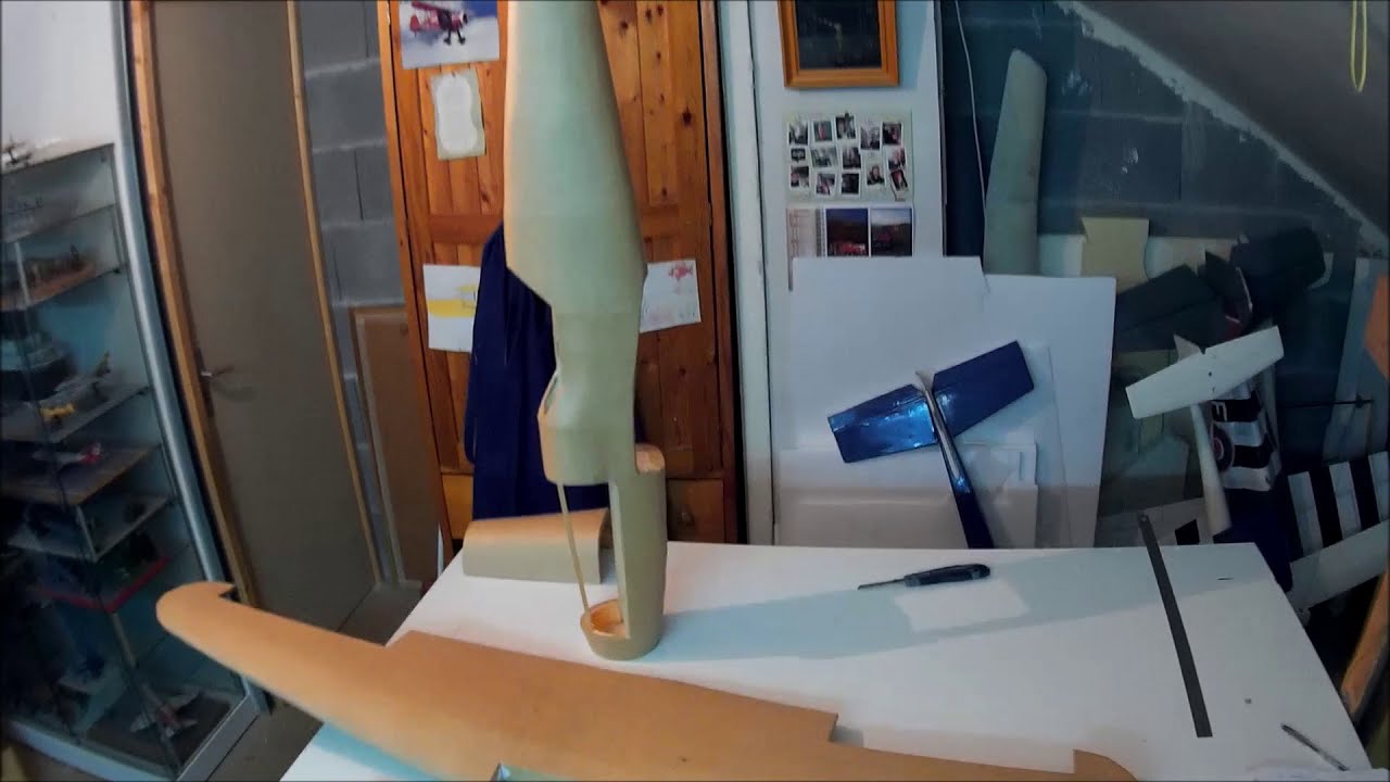 Entoilage au kraft d'un avion RC en dépron