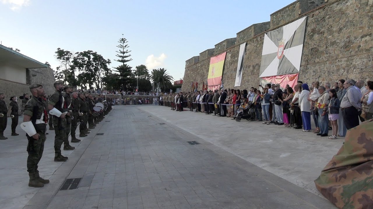 Izado de bandera en honor al Rey Felipe VI
