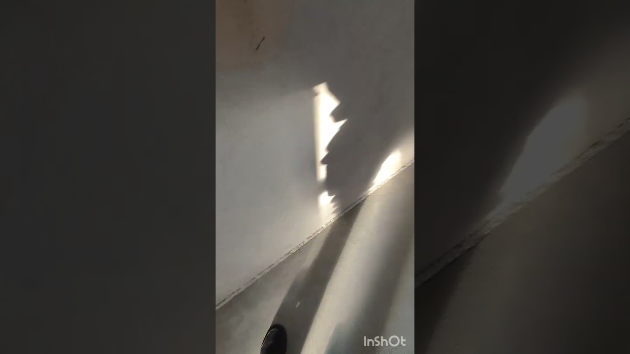 На примере ЭТЮДА, сопряжение полусухой стяжки с вертикалями. Минимальный демпферный разрыв 5мм. 
