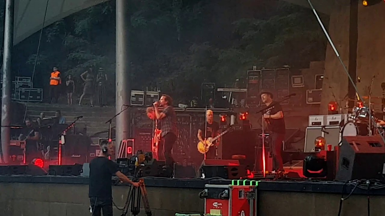 Pearl Jam - Red Mosquito (Live) & Eddie Vedder speaks German - Berlin Waldbühne - 07/05/2018