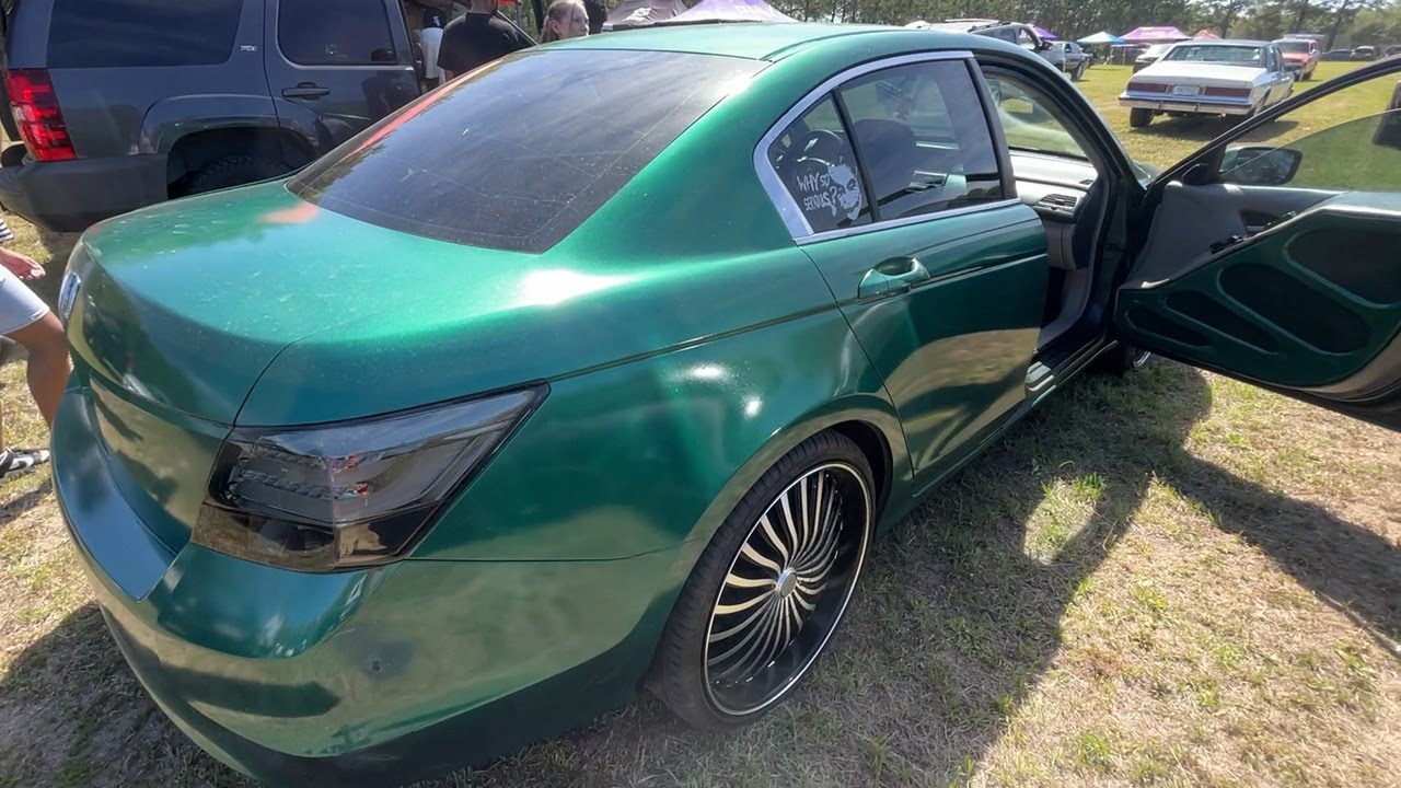 15-дюймовый сабвуфер просто уничтожает эту Honda Accord!