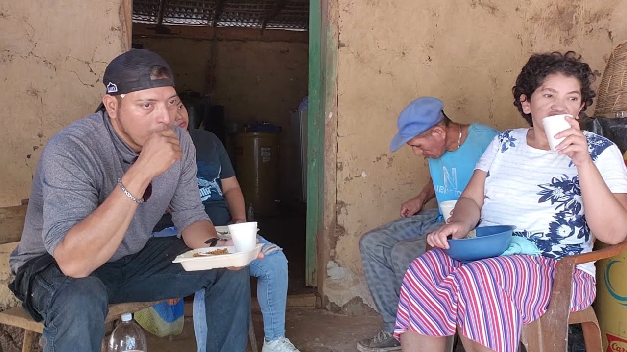 compartiendo un rico almuerzo con este familia pobrecita 🥺🥺