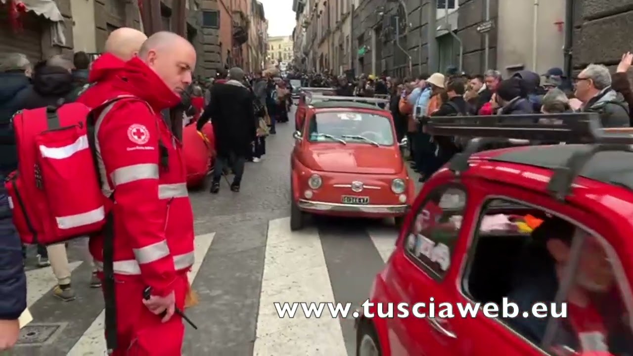 Viterbo - La calza della Befana più lunga del mondo attraversa il centro storico