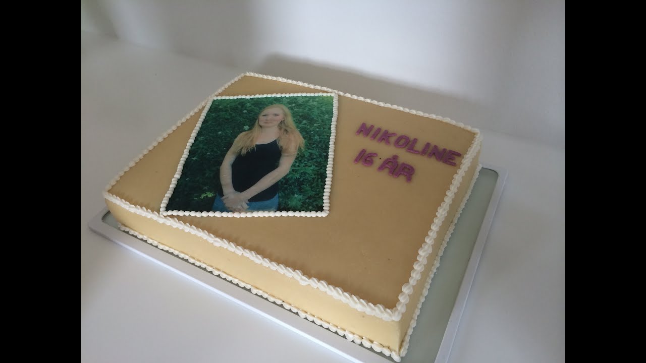 Stor festlagkage med hyldeblomstcreme, friske jordbær og marcipanovertræk