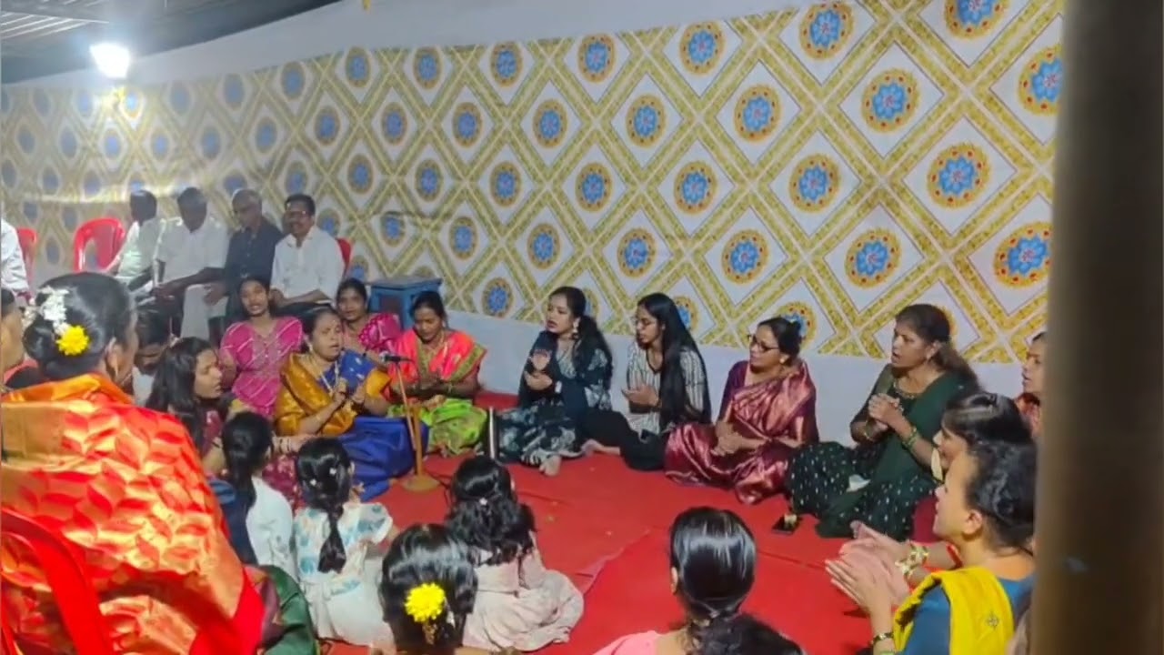 हरी म्हणा तुम्ही गोविंद म्हणा... सोसायटीच्या पूजेमध्ये पहिल्यांदा भजन गायलं..महिलांनी दिली सुंदर साथ