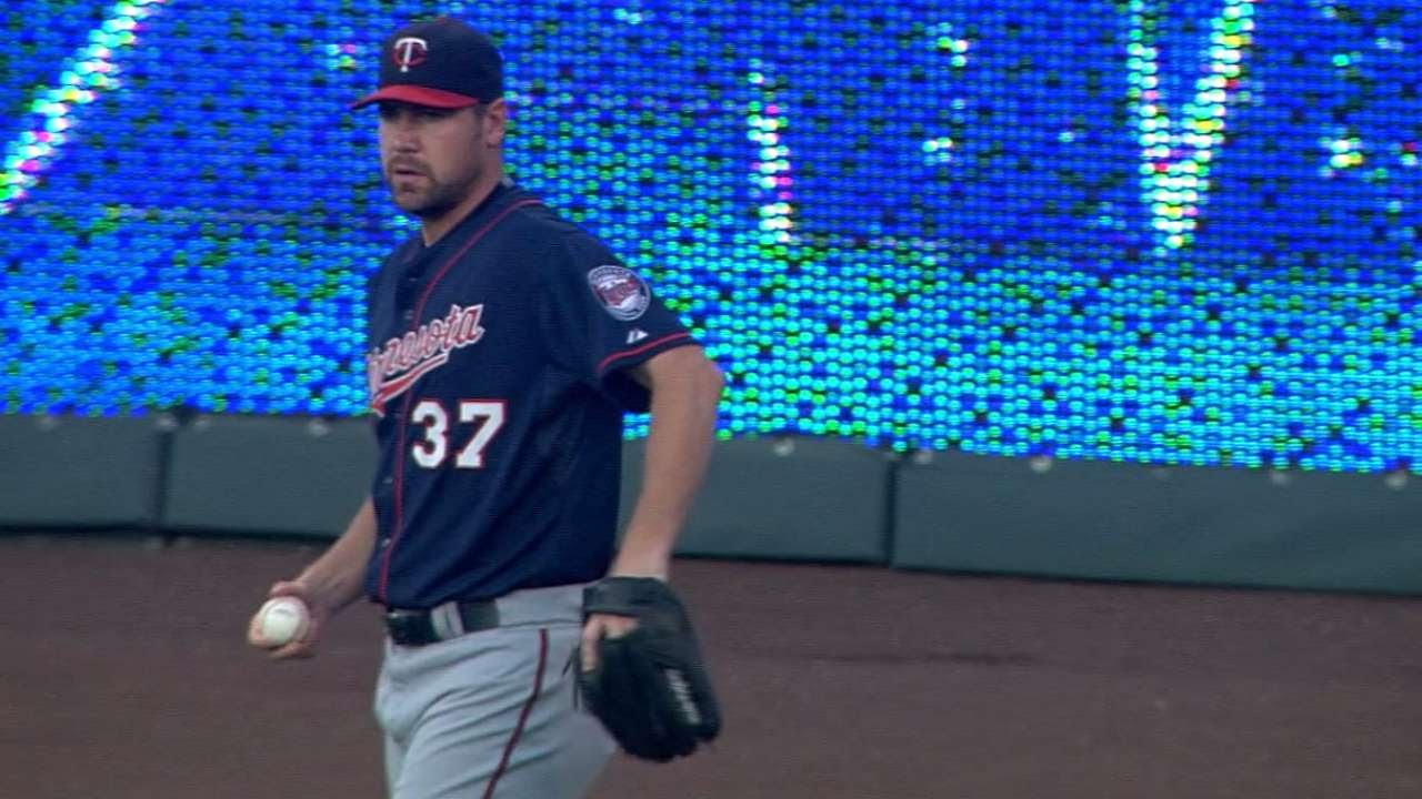 MIN@KC: Pelfrey allows one run over 5 1/3 innings