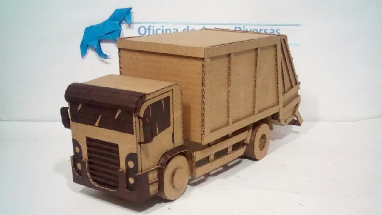 Caminhão de lixo de papelão