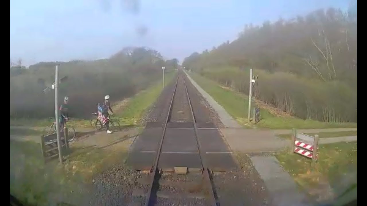 Wielrenners remmen nog net op tijd voor aanstormende trein