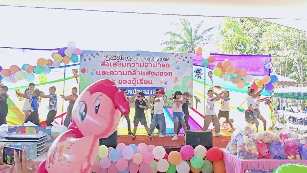 การแสดงชุดจ๊าบของแท้ ป.2/1
