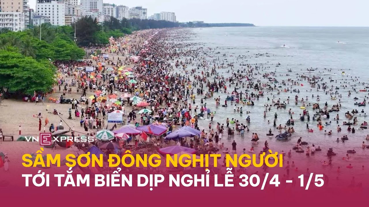 Sầm Sơn đông nghịt người tắm biển dịp nghỉ lễ | VnExpress