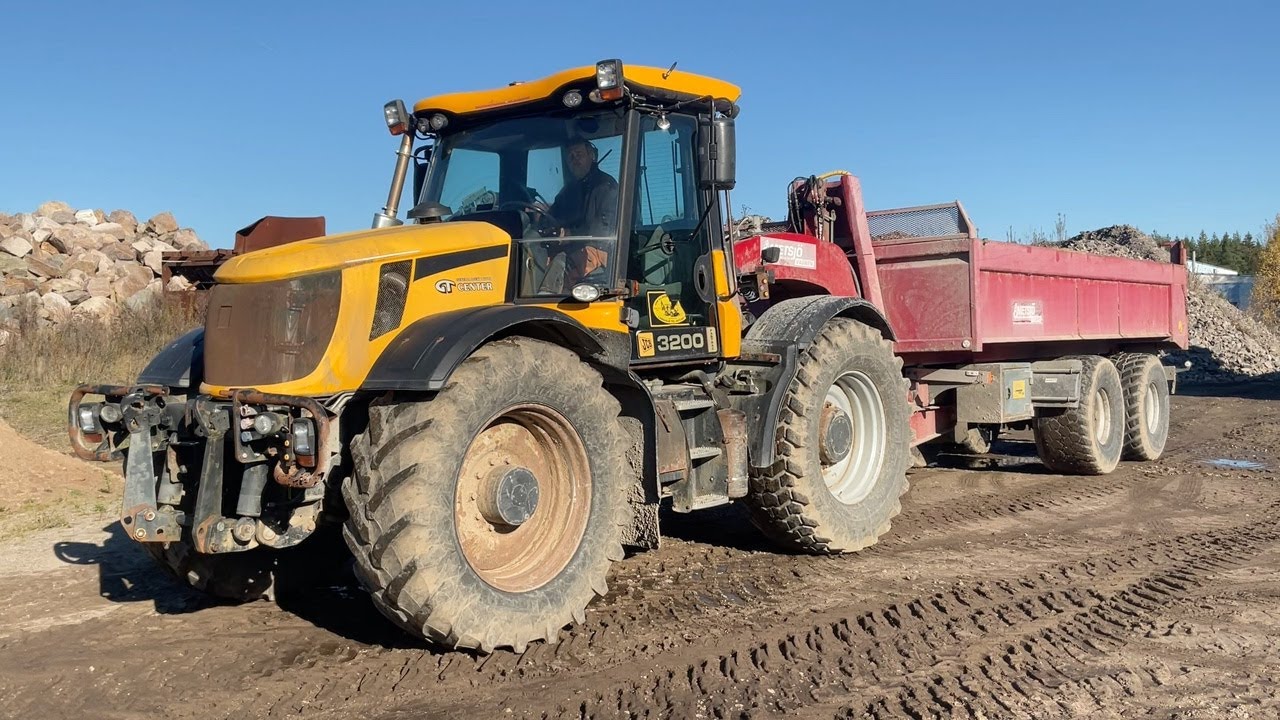 Köp Traktor JCB Fastrac 3200 med Metsjö flakväxlarvagn på Klaravik