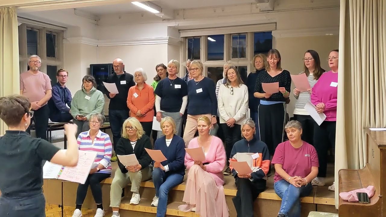 VE80 - 1000 Buskerteers Choir Members Sing 'White Cliffs of Dover'