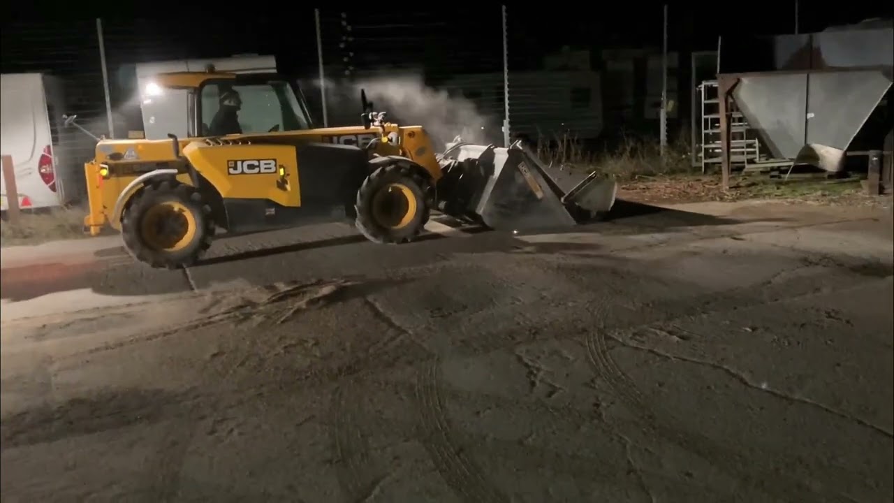 Caravaggi 12T mill mixer and JCB fastrac 4190