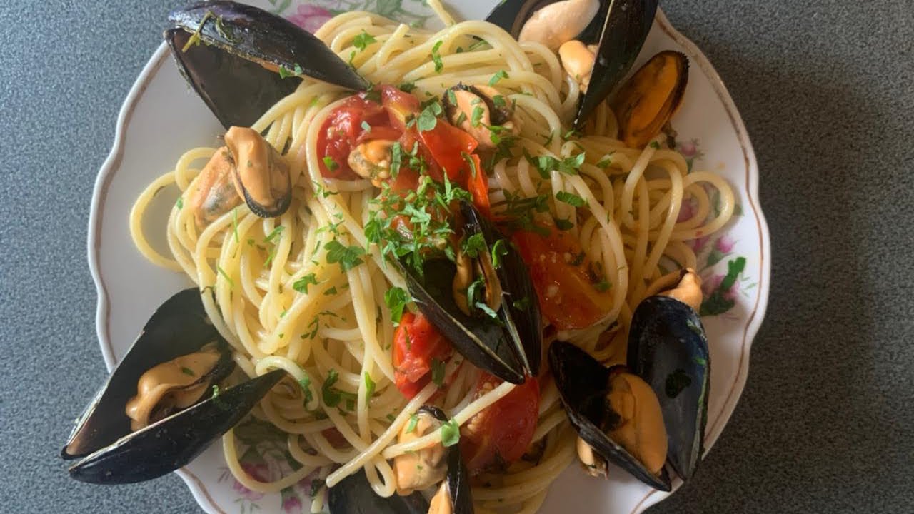 Si të gatuani makarona me midhje,recetë që do ta pëlqejnë të gjithë.