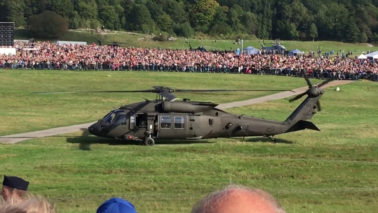 Blackhawk evakuerar soldater från Gärdet, Stockholm (Aurora 17 uppvisning)