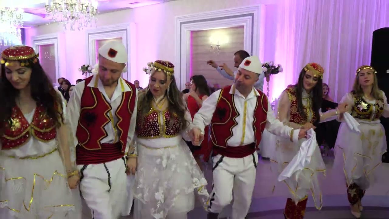 Nusja nga Hungaria🇭🇺 kercen bukur sipas tradites shqipetare🇦🇱 me kostume popullore