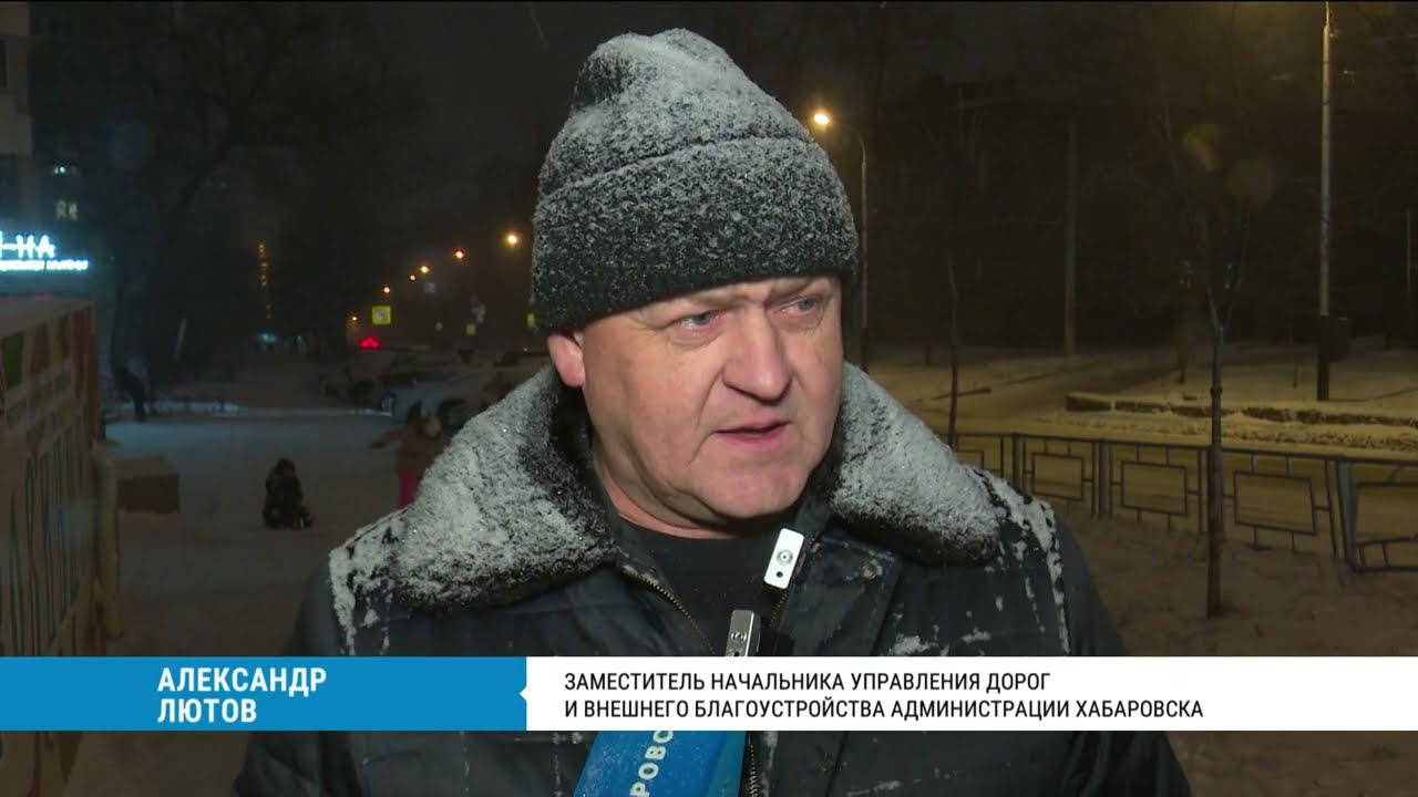 Очистка улиц Хабаровска от снега продолжается