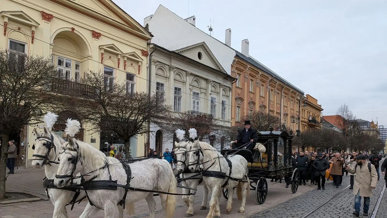 Pohreb rómskeho kráľa Róberta Botoša začal smútočným sprievodom po Hlavnej ulici v Košiciach