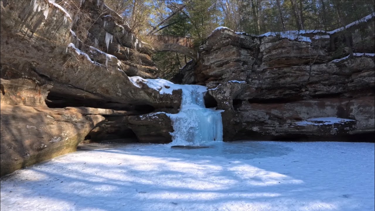 “Invierno en Hocking Hills: la cascada de Upper Falls y Conkle’s Hollow hechas hielo”