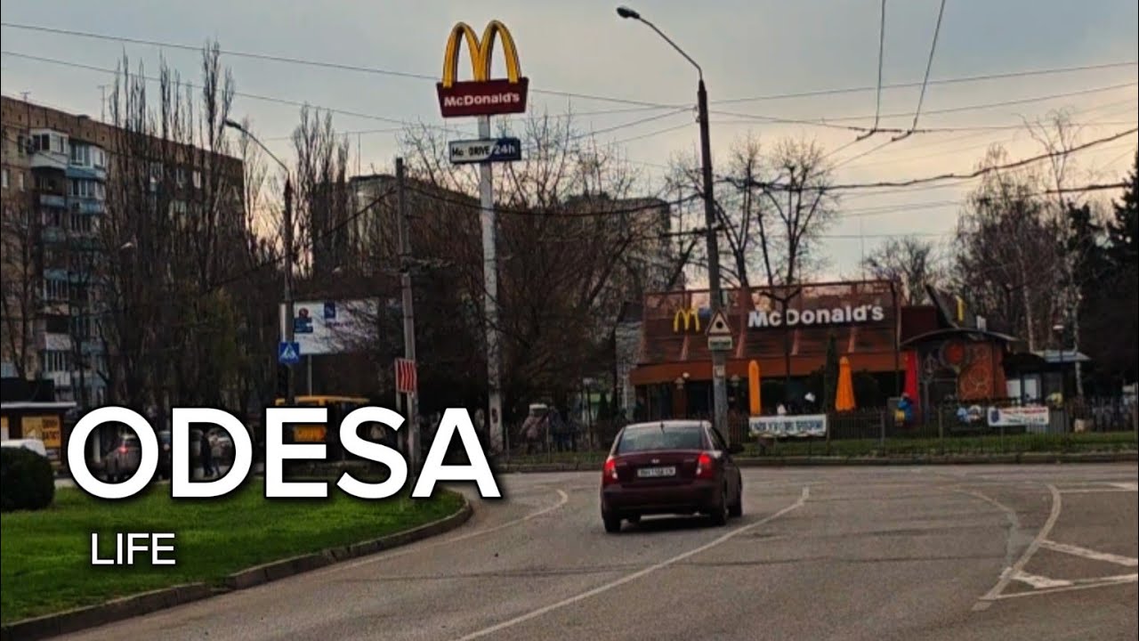 Independence Square Odessa 🇺🇦 | City Walk, Traffic, Cafes & Prices