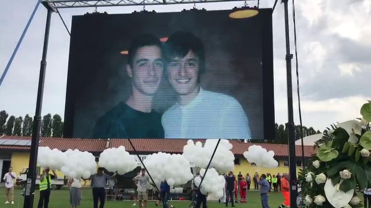 Strage Jesolo, i funerali: le foto dei ragazzi sul maxischermo, le note di Vasco