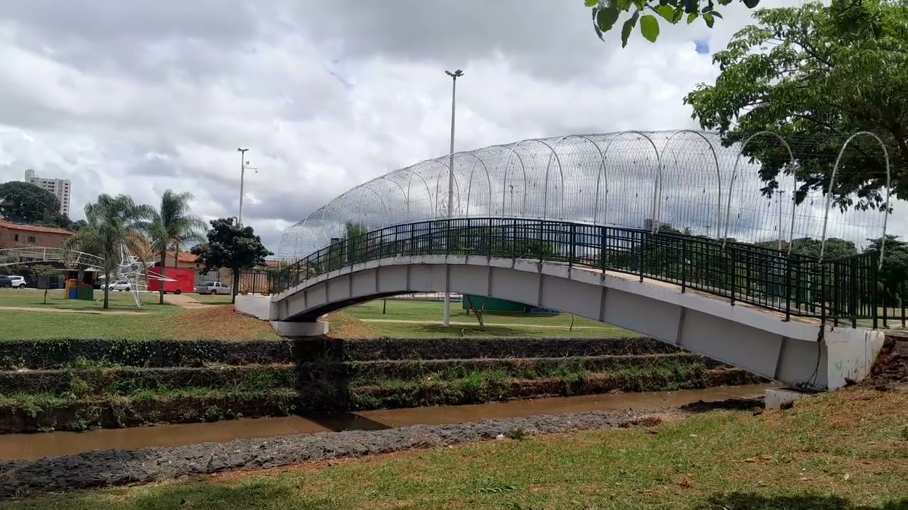 PARQUE ESPELHO DÁGUA  EM RIOVERDE-GOIAS  JÁ NOS PREPARATIVOS PARA A CHEGADA DO NATAL E ANO DE 2026.