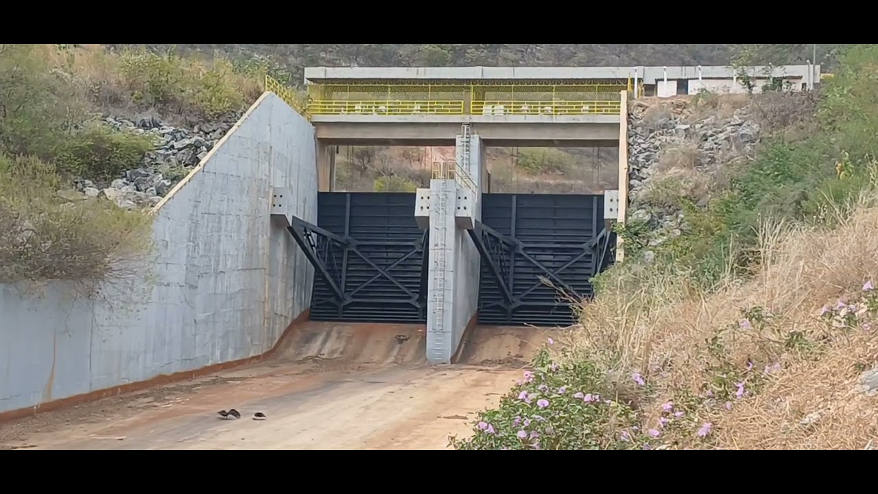 AÇUDE DE BOQUEIRÃO DE PIRANHAS LIBERANDO ÁGUA PARA BARRAGEM DE OITICICA EM JUCURUTU DA TRANSPOSIÇÃO