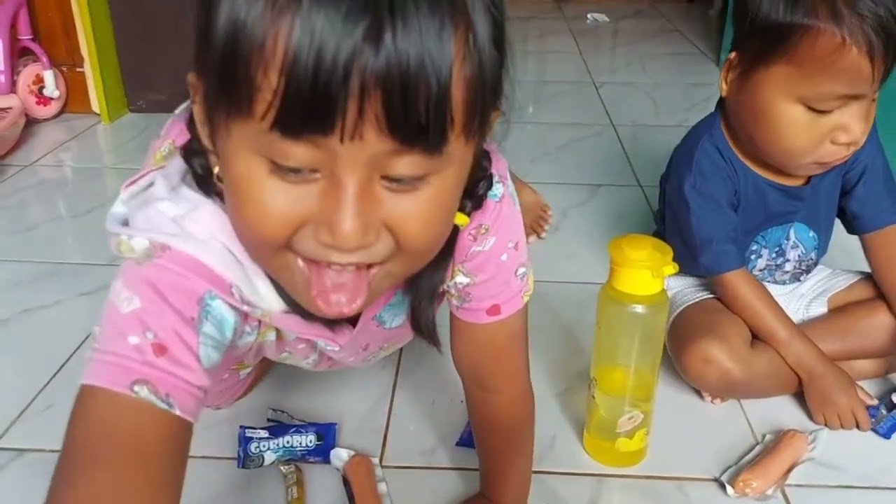 Brisia dan brian meletusin balon yg ada hadiahnya d dalem balon 🤣🤣🤣🤣