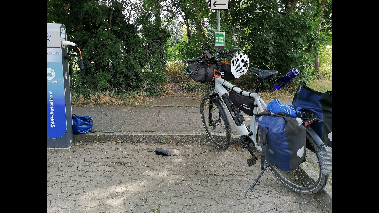 E-Bike an Ladestation für E-Auto laden