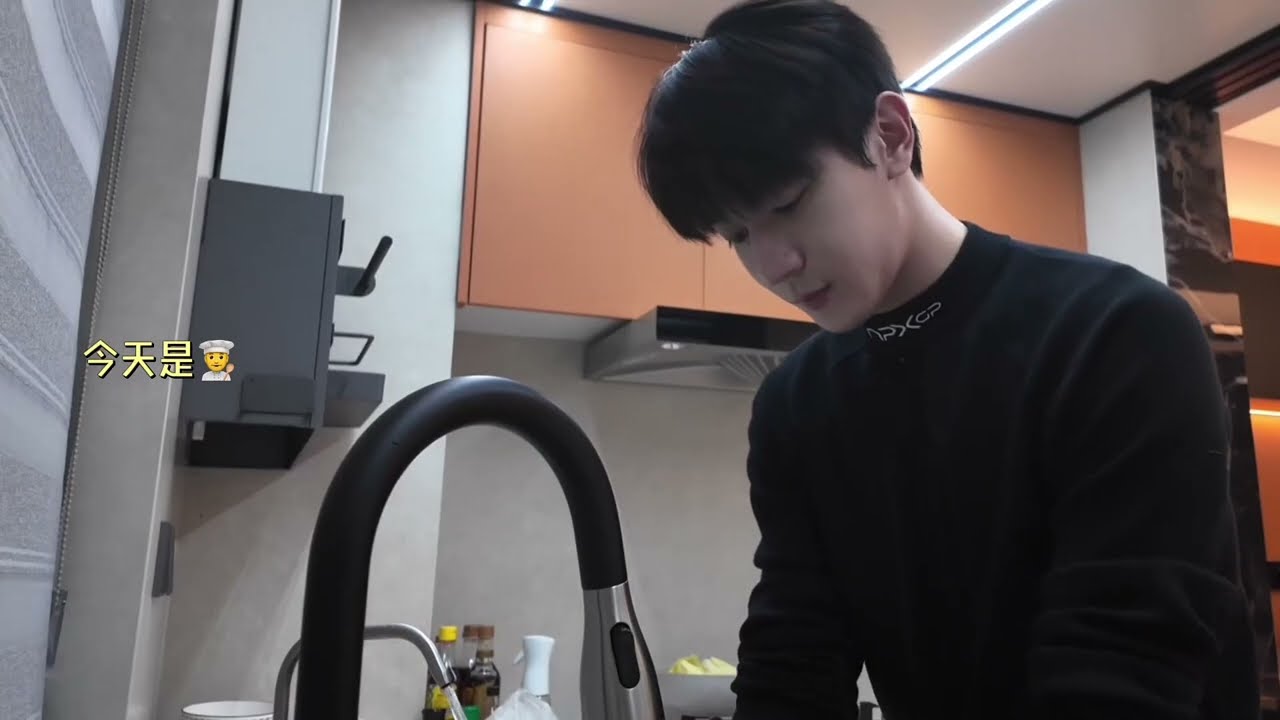 [ENGSUB] 260214 #XiaZhiguang #夏之光 studio weibo update - Chef Guang 👨‍🍳