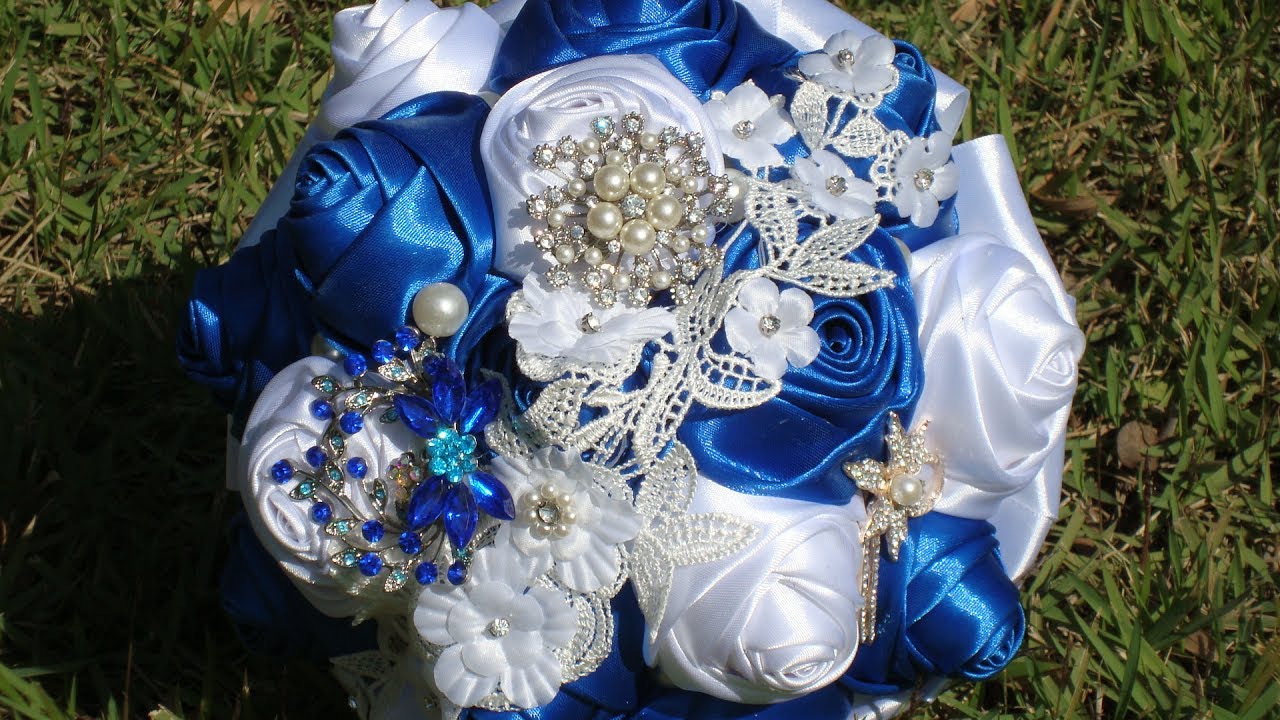 BUQUÊ DE NOIVA - PARTE 2 - COM ROSA DE FITA DE CETIM AZUL E BRANCO E BROCHES!! PASSO À PASSO!!^^