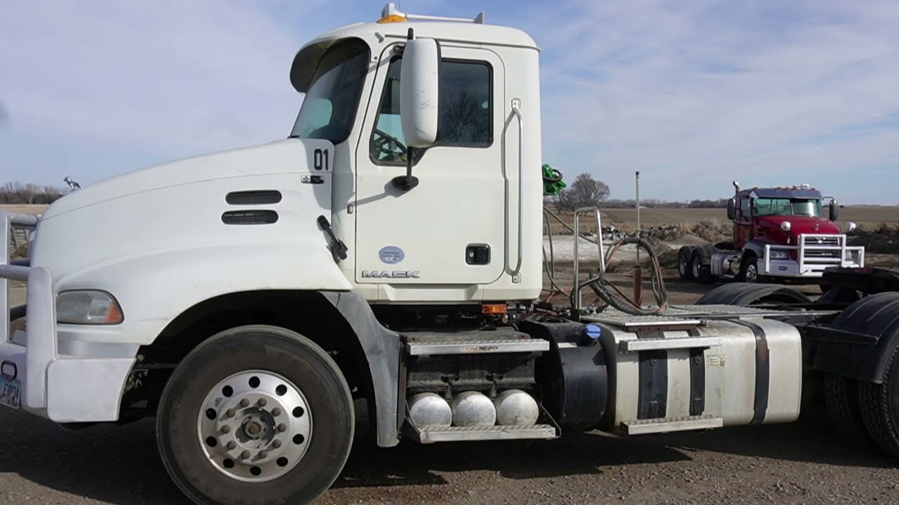 Bigiron Auctions 2016 Mack CXU613 Day Cab T/A Truck Tractor