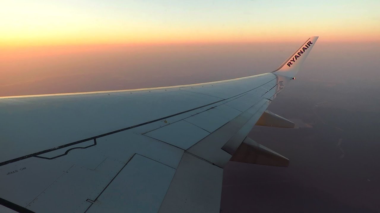 Ryanair Boeing 737-800 SUNRISE TAKEOFF from Berlin Schönefeld Airport | Seat 21F