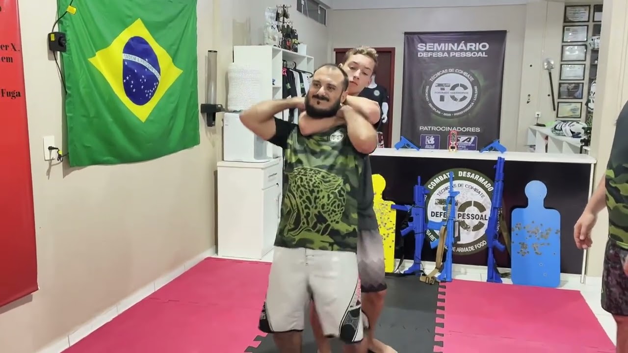 Defesa de mata leão já encaixado.