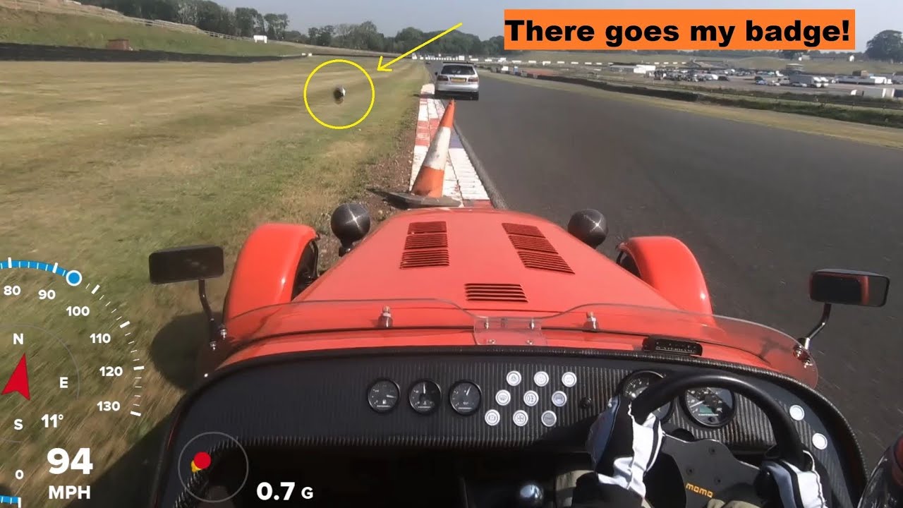 How not to do Mallory Park in a Caterham R400 - Crash (Cones on every Kerb!)