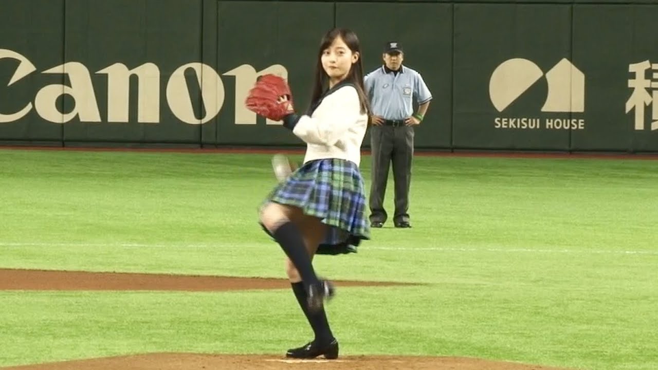 橋本環奈、制服姿で始球式！　ノーバンに自己採点「90点」　福岡ソフトバンク「鷹の祭典2014」vsロッテ始球式