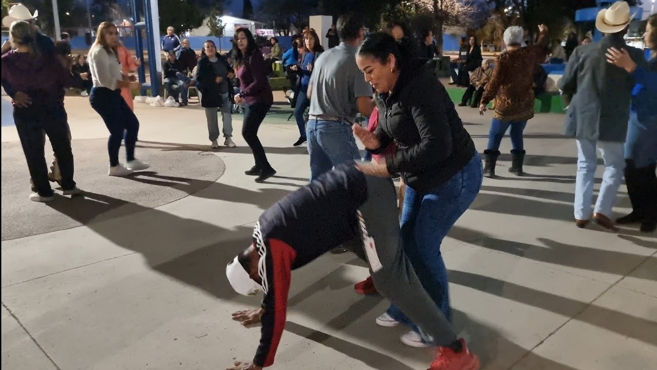 Ese Chirimoyo jaja bailando con Grupo Dos-Tres 