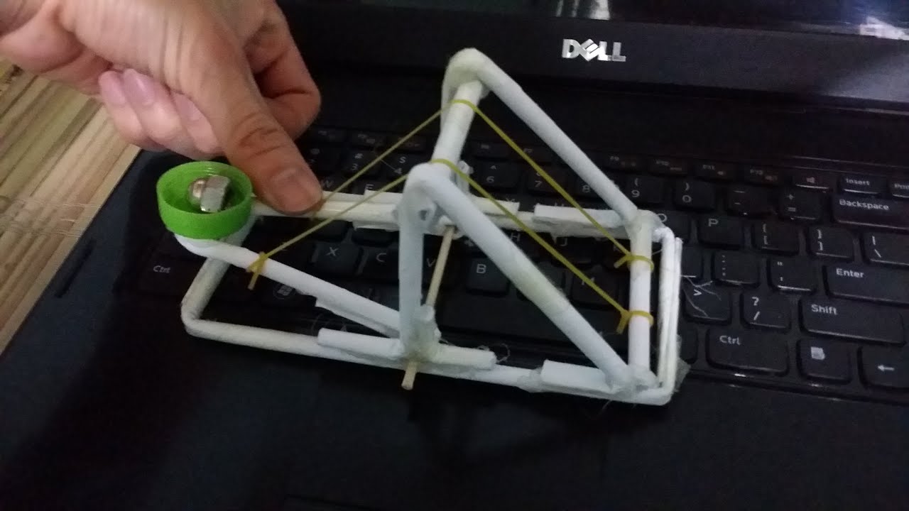 Como fazer uma catapulta de papel que dispara