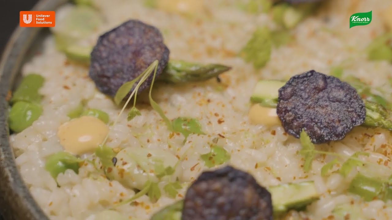 Receta de arroz vegetal con habas, guisantes, espárragos y chips de verdura del Chef Javi Estévez
