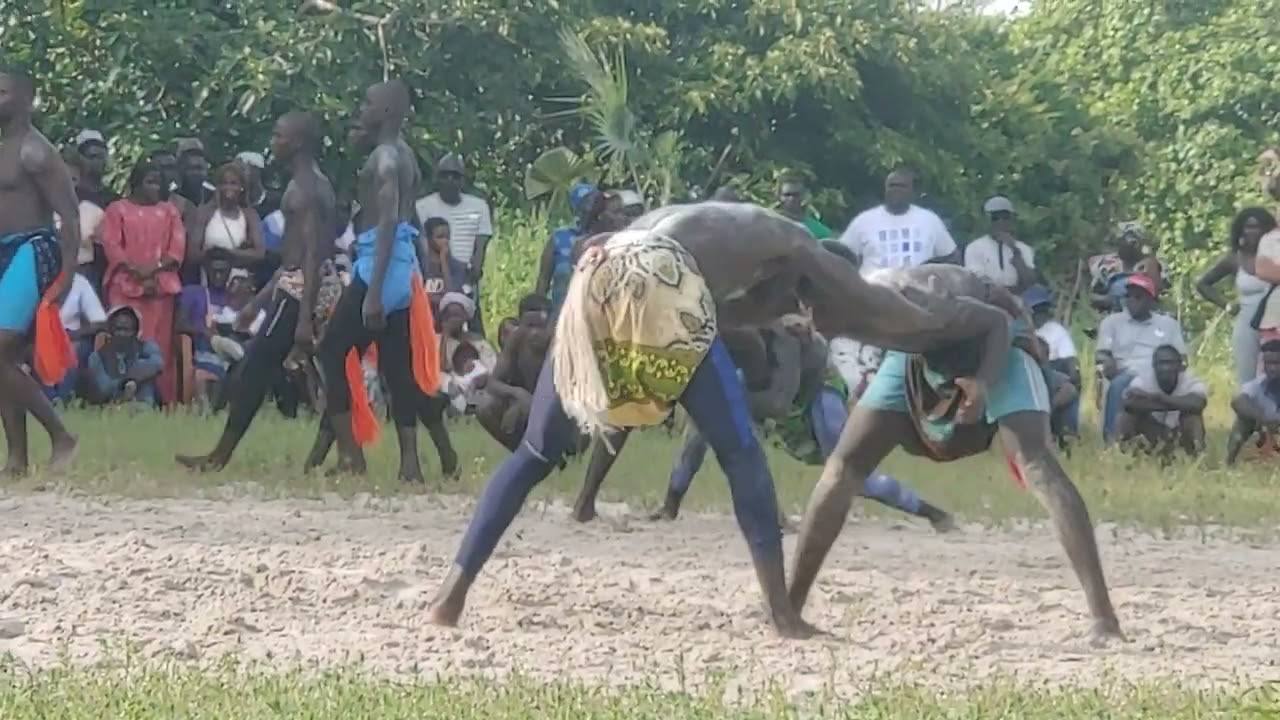 Lutte traditionnelle joola Kassa. Soom de Niomoune VS Ejabuss de Diembering. 1ère edition 2022.(4)