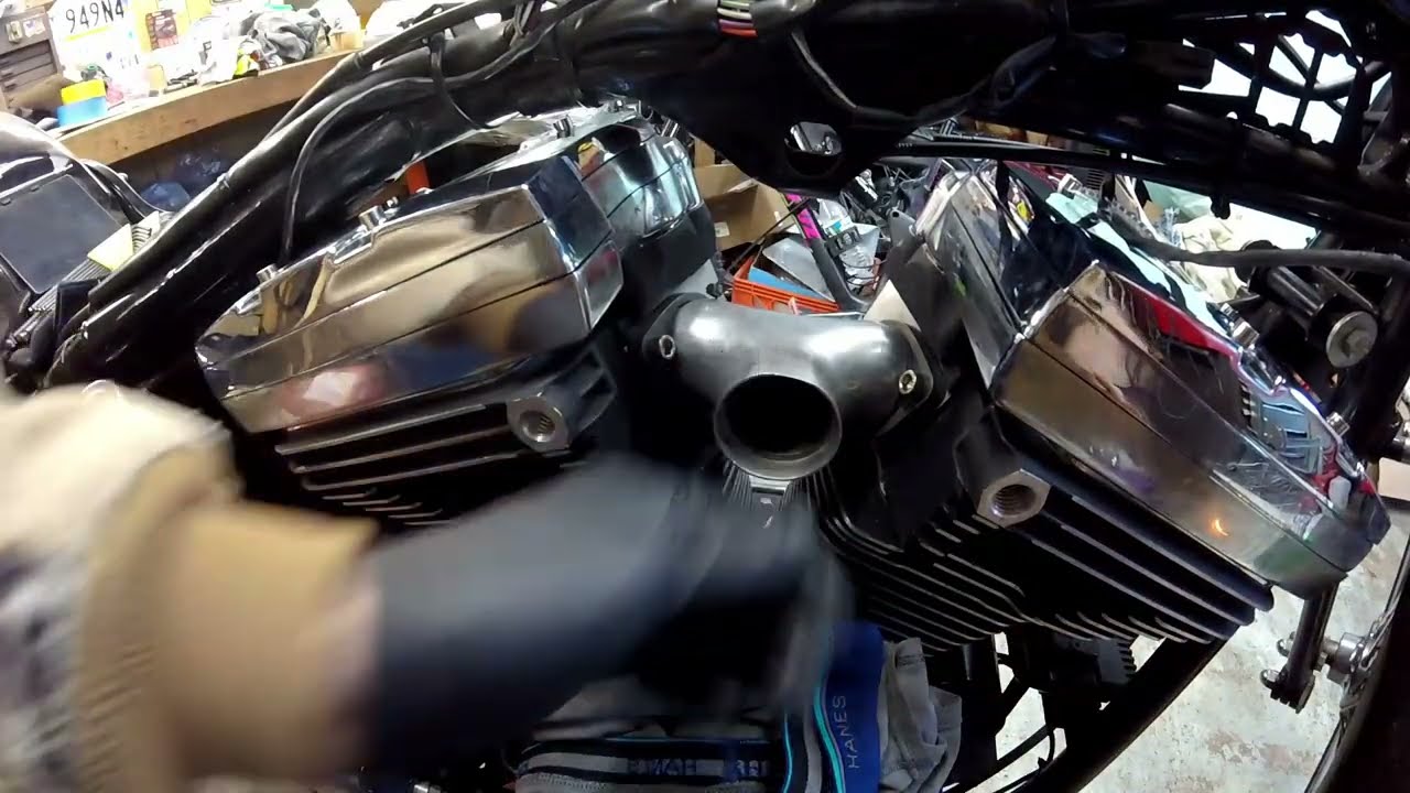 Установка впускного коллектора Evo на мотоцикл Harley Bad Boy 1997 года.