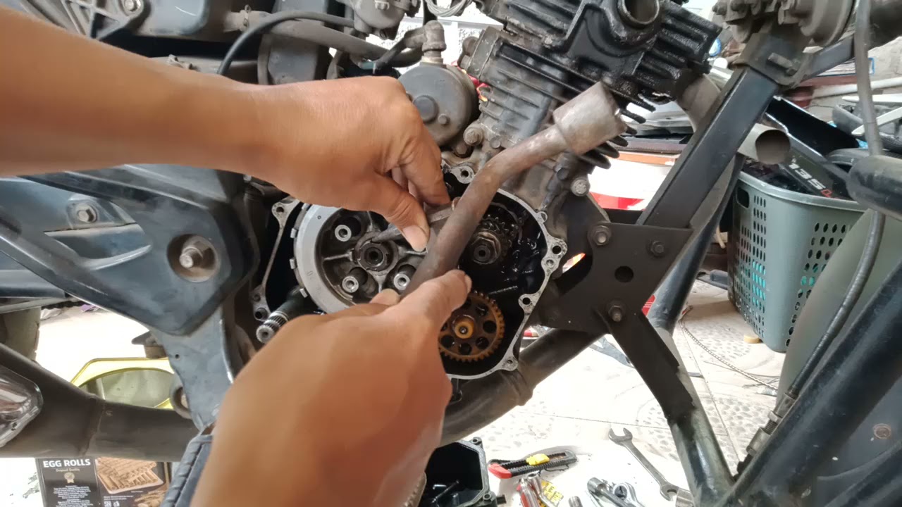 mengencangkan mur kopling pulsar 135, 