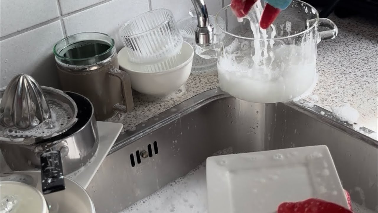 Oddly Satisfying Sunny Dishwashing ☀️💦 #oddlysatisfying #asmr #cleaning 