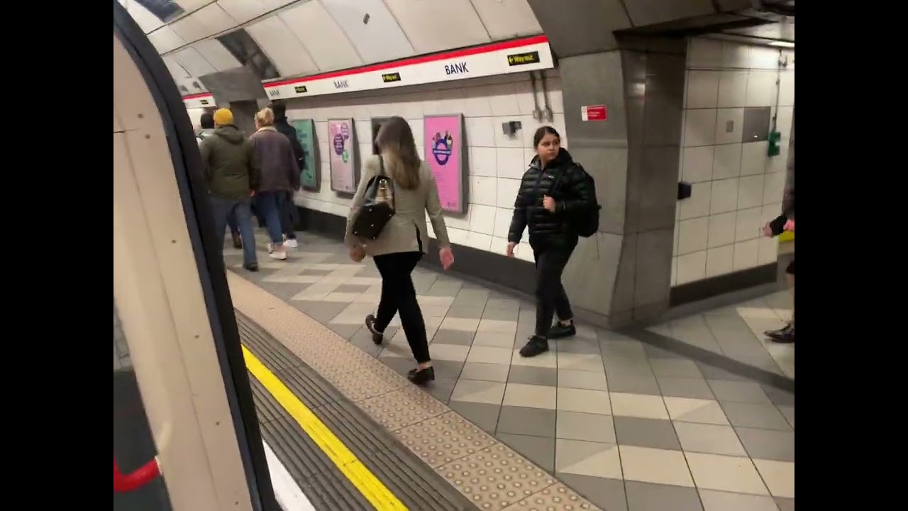 Ride on the Central Line from Oxford Circus to Mile End￼