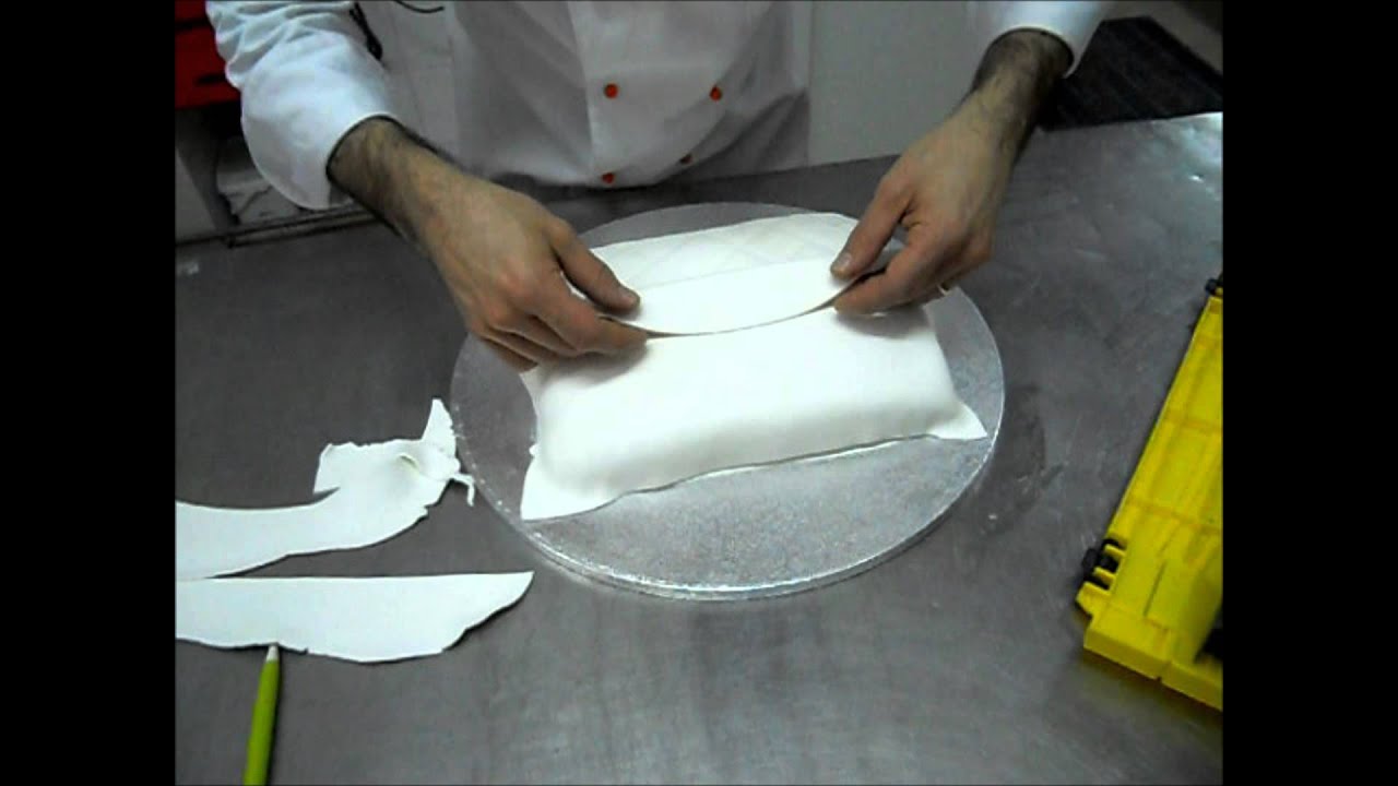 Realizzazione di una torta a forma di borsa