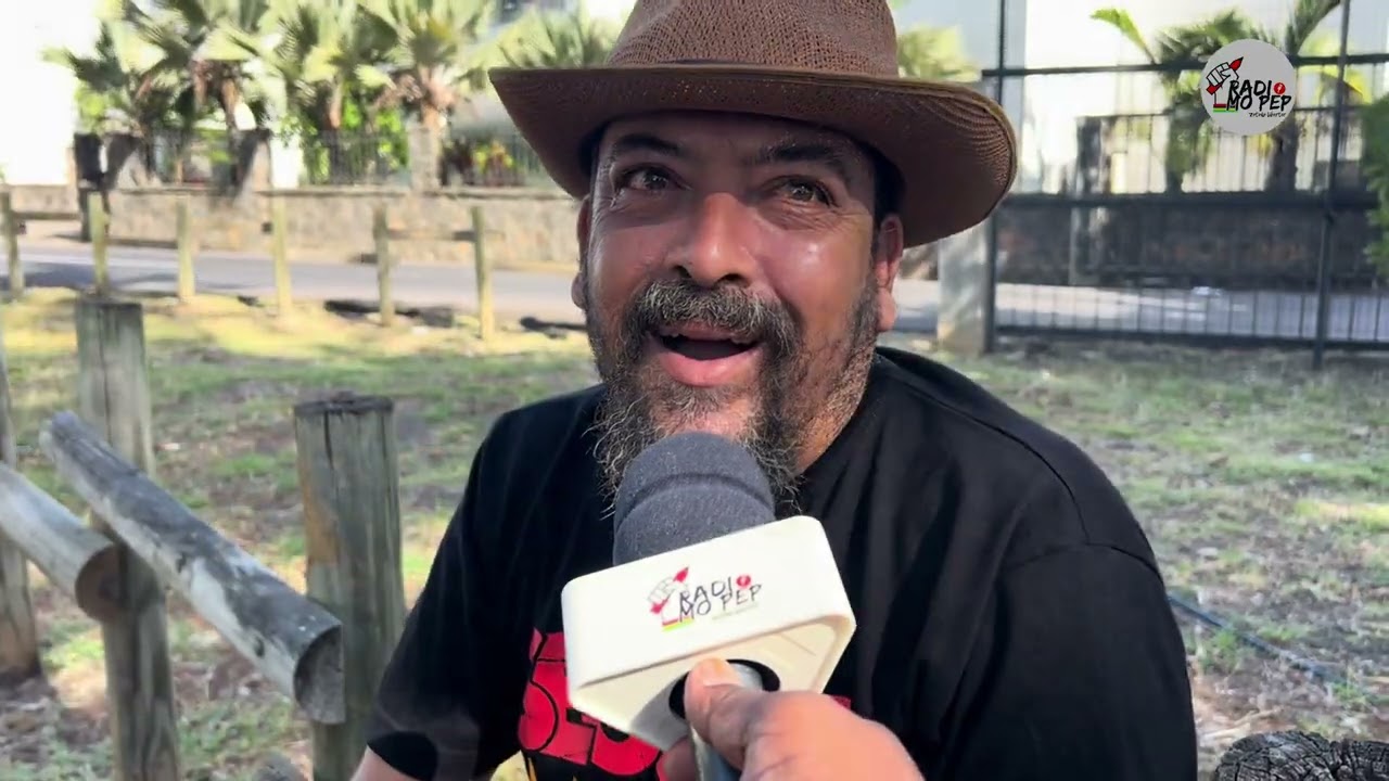 Moment de recueillement devant la tombe de Kaya.